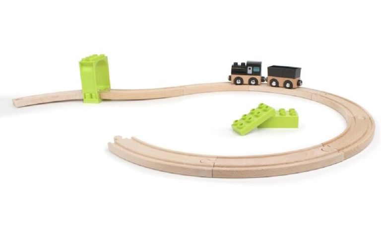 Neue Freunde: NOPPI-Baustein-Sets verbinden Holz- und Klemmbausteinwelten