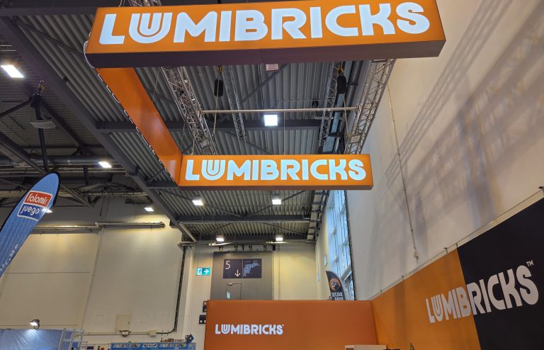 Lumibricks auf der SPIEL Essen 2026: Neue Cyberpunk-Sets, Edinburgh und ein musikalischer Weihnachtsbaum